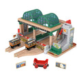 Fisher-Price Thomas et ses Amis Piste en Bois Coffret de Jeu Ramassage de Passagers à La Gare des Quatre Vents